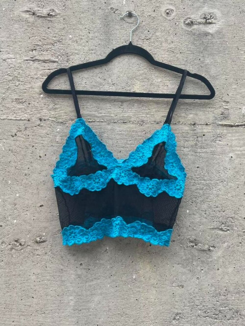 Rampage 2000s blue & black lace crop cami